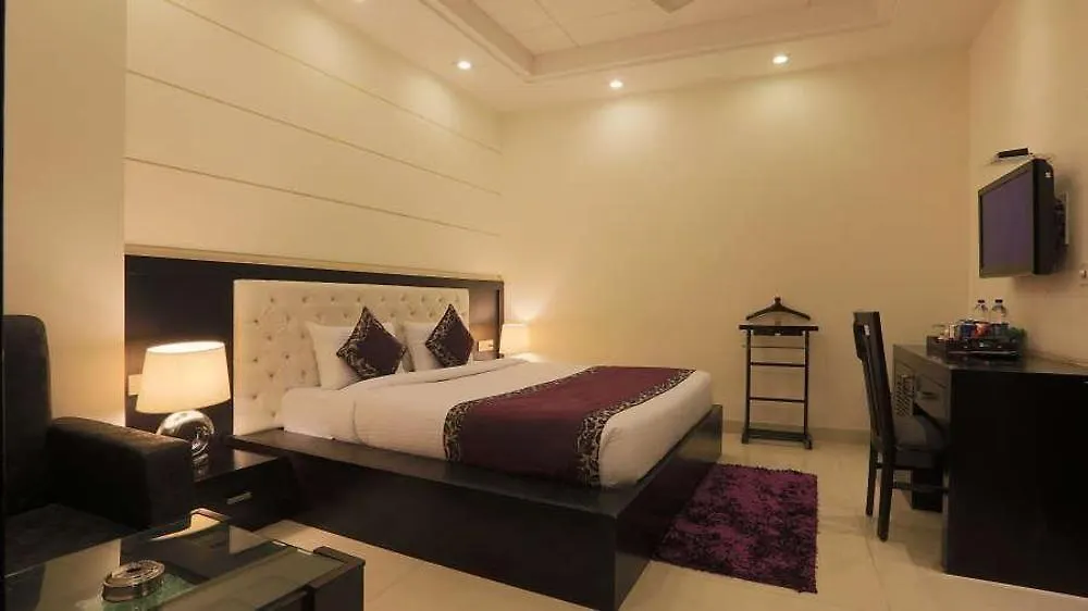 *** Hotel Fabhotel Transit Delhi Airport Mahipalpur New Delhi India